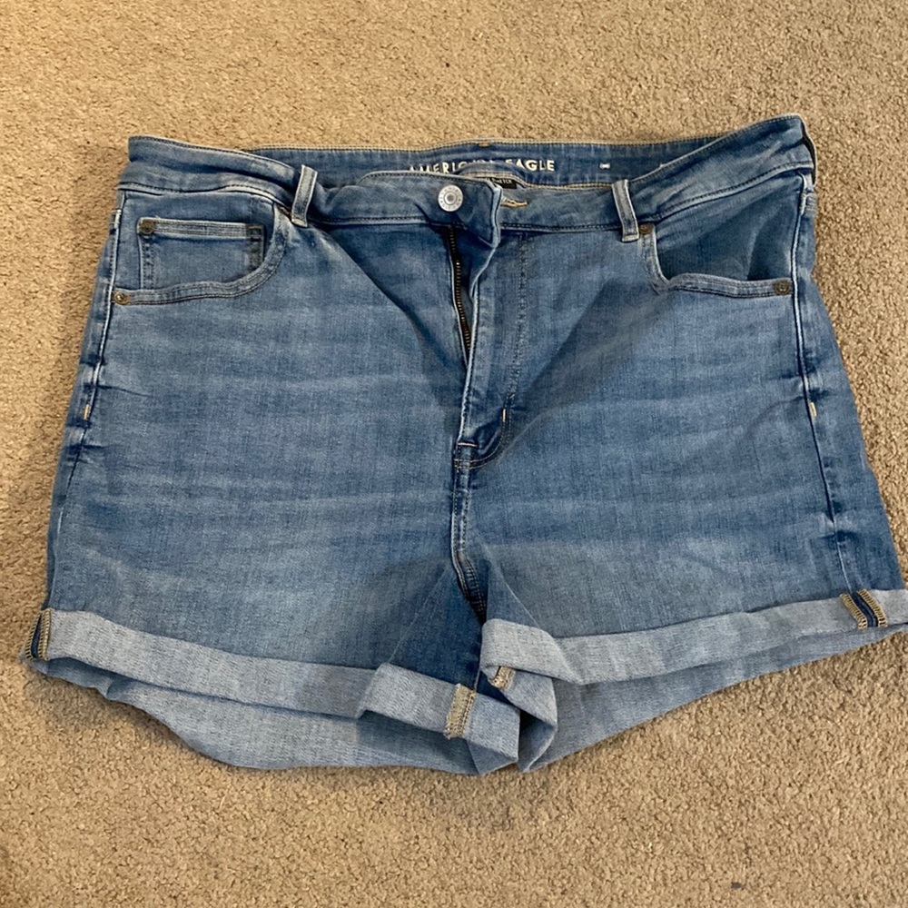 American Eagle light denim super hi-rise shorts - 18